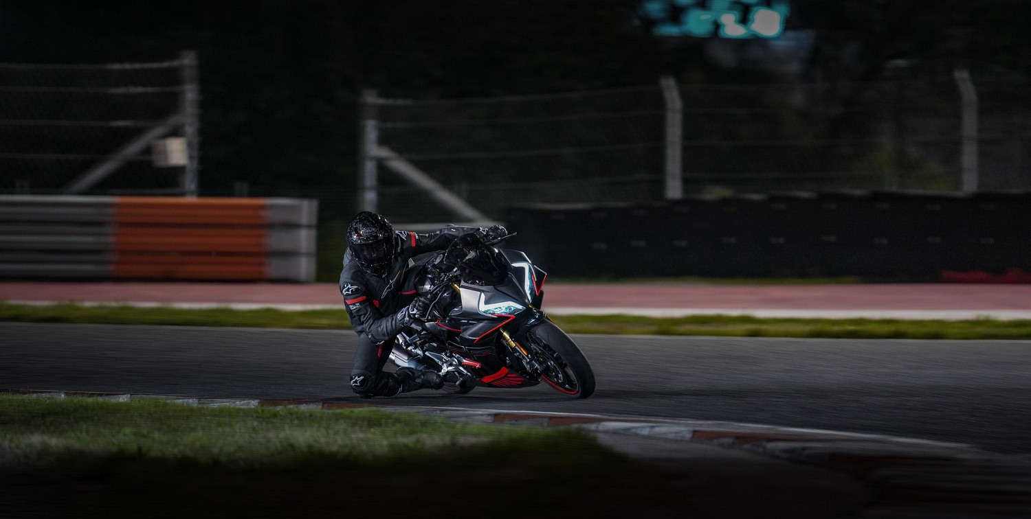 Мотоцикл CFMOTO 450SR (ABS)