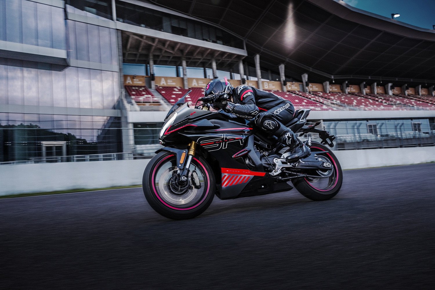 Мотоцикл CFMOTO 450SR (ABS)