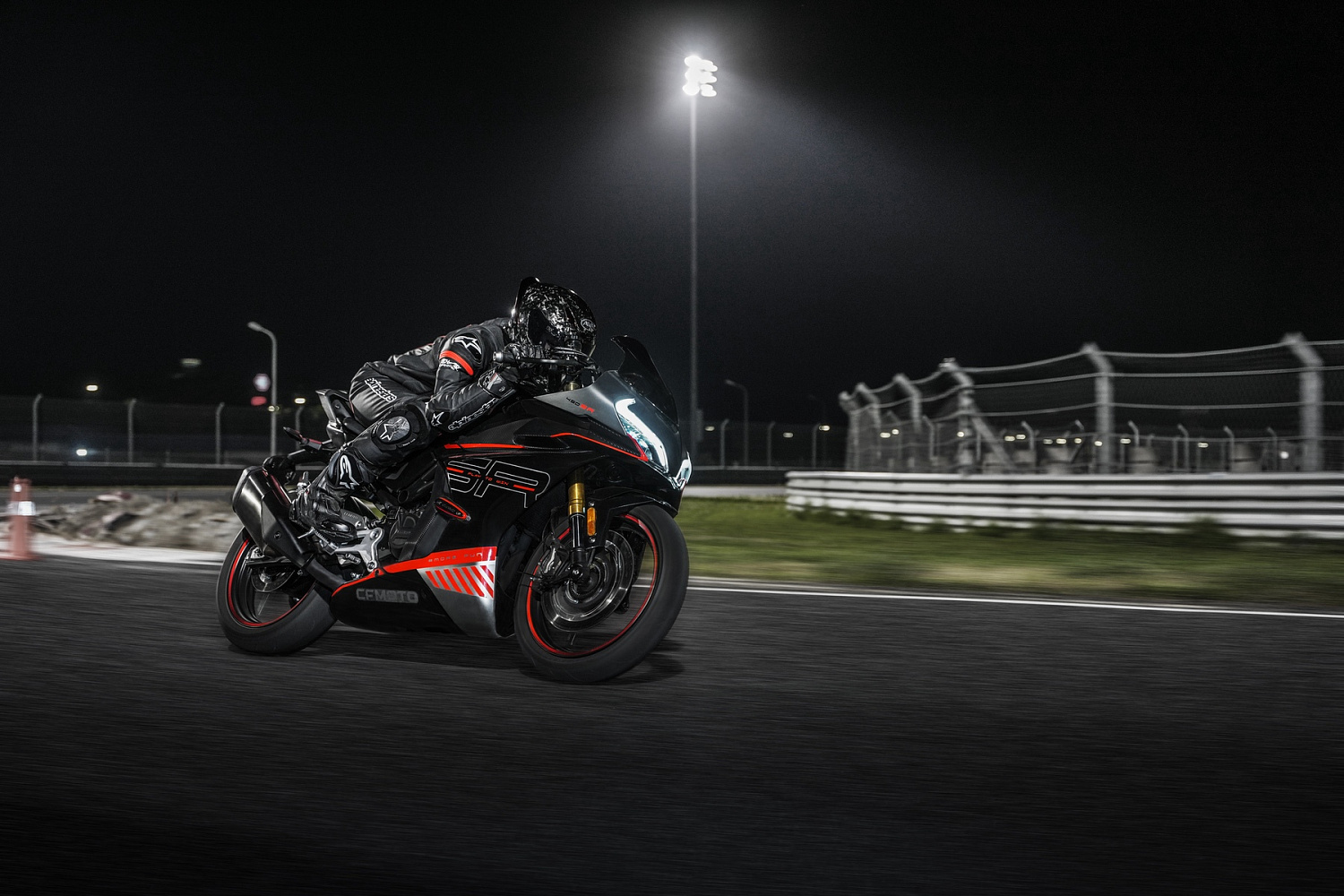 Мотоцикл CFMOTO 450SR (ABS)